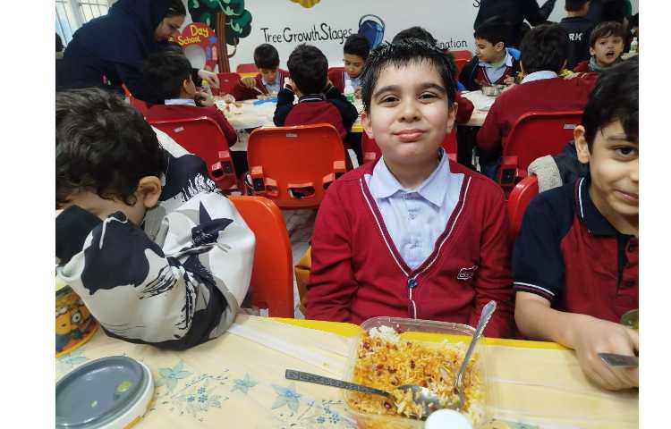 توزیع ناهار در سالن ناهارخوری 6