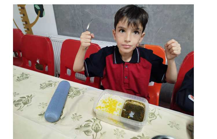 توزیع ناهار در سالن ناهارخوری 7