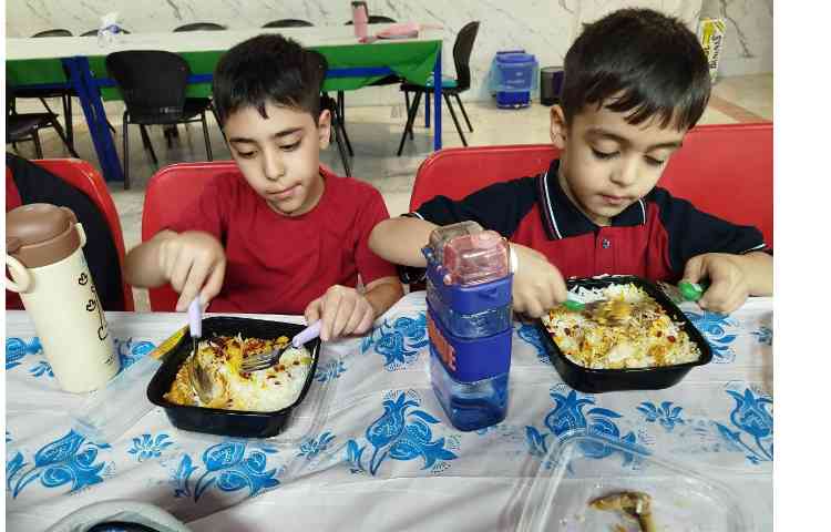 توزیع ناهار در سالن ناهارخوری 7