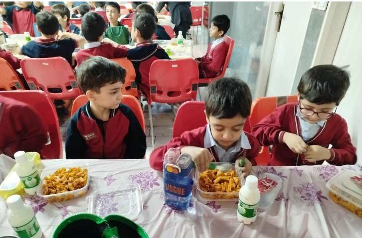 توزیع ناهار در سالن ناهارخوری 7