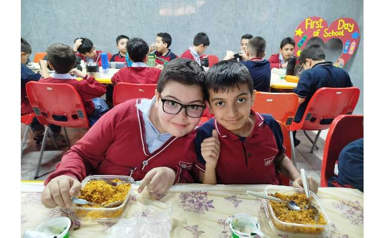 توزیع ناهار در سالن ناهارخوری 7