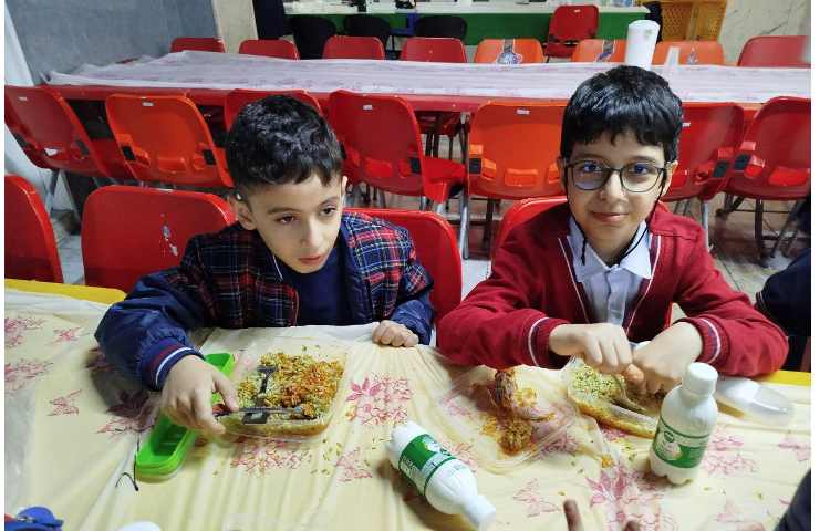 توزیع ناهار در سالن ناهارخوری 7