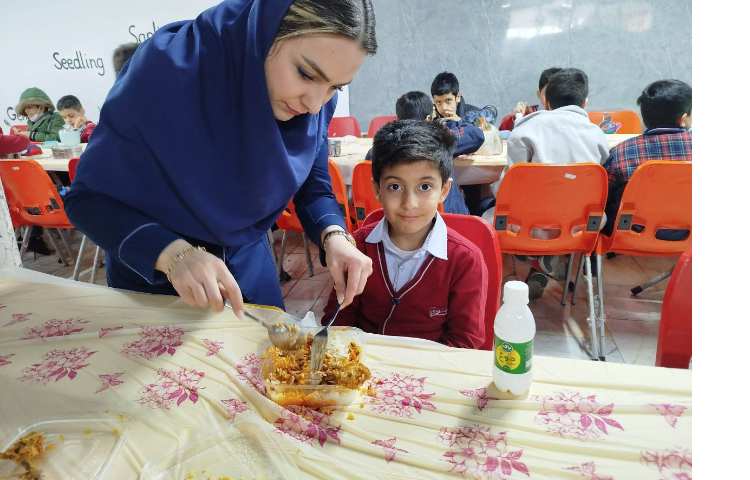 توزیع ناهار در سالن ناهارخوری 7