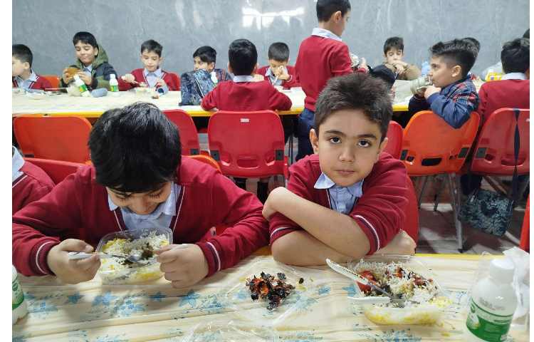 توزیع ناهار در سالن ناهارخوری 7