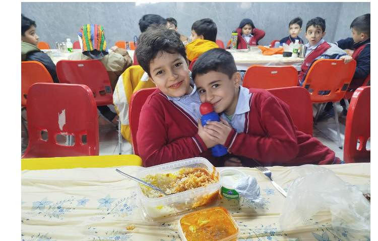 توزیع ناهار در سالن ناهارخوری 7