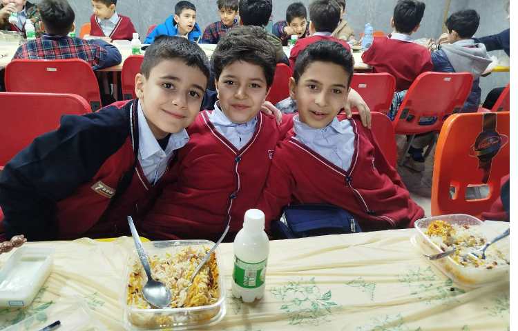 توزیع ناهار در سالن ناهارخوری 7