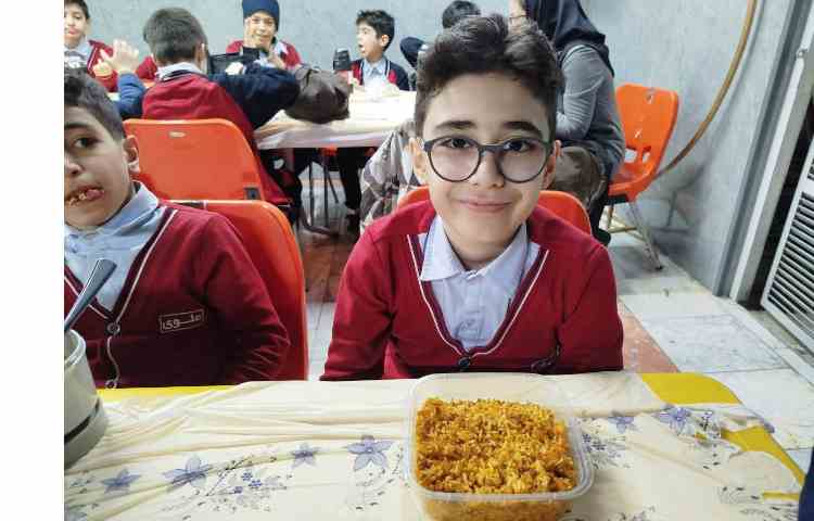 توزیع ناهار در سالن ناهارخوری 7