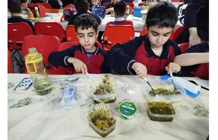 توزیع ناهار در سالن ناهارخوری 8