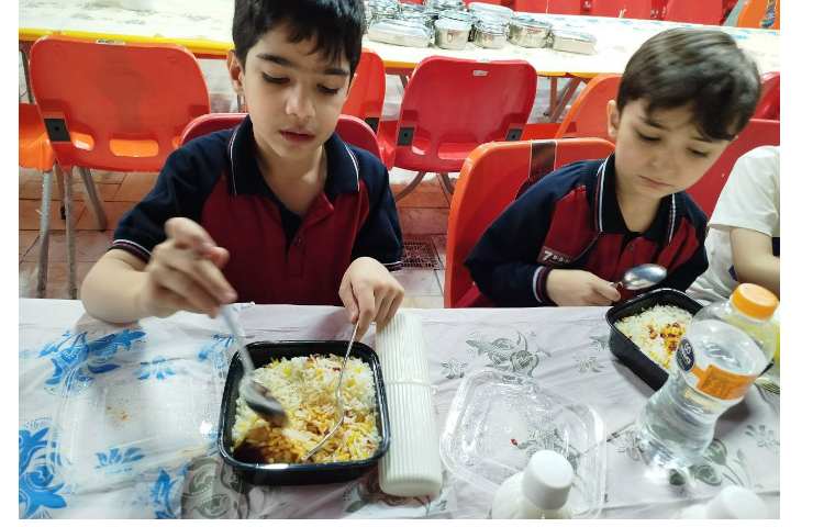 توزیع ناهار در سالن ناهارخوری 8