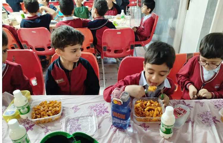 توزیع ناهار در سالن ناهارخوری 8