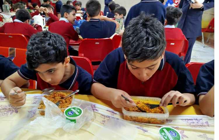 توزیع ناهار در سالن ناهارخوری 8