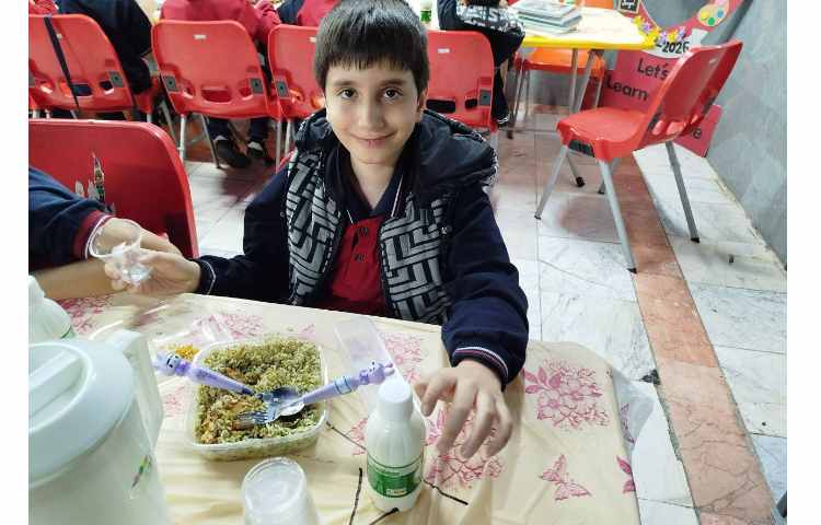 توزیع ناهار در سالن ناهارخوری 8