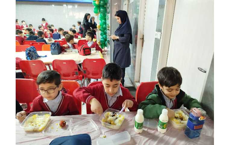 توزیع ناهار در سالن ناهارخوری 8