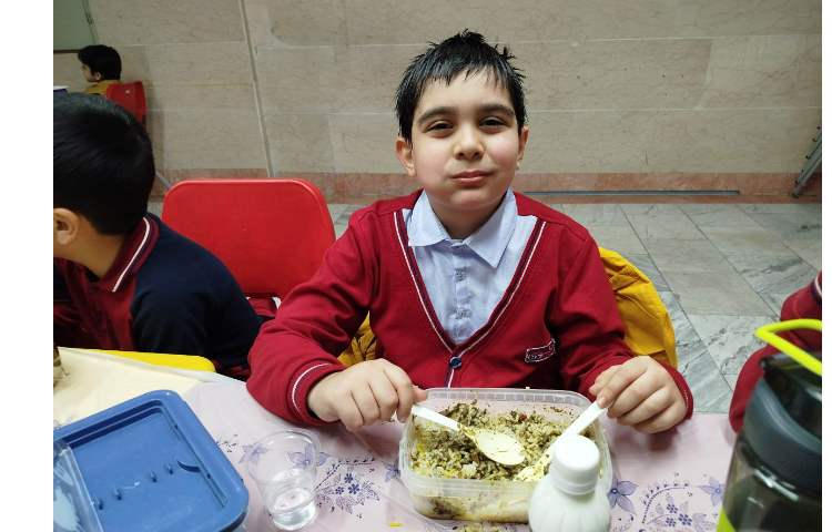 توزیع ناهار در سالن ناهارخوری 8