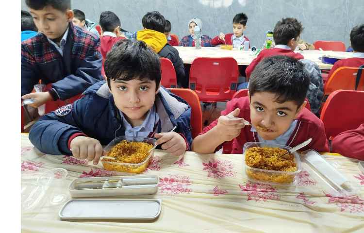 توزیع ناهار در سالن ناهارخوری 8