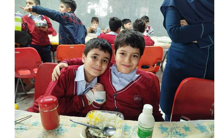 توزیع ناهار در سالن ناهارخوری 8