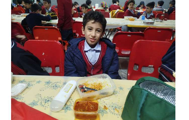 توزیع ناهار در سالن ناهارخوری 8