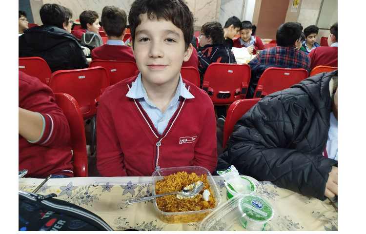 توزیع ناهار در سالن ناهارخوری 8