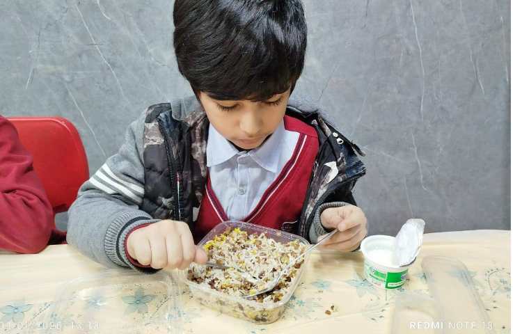 توزیع ناهار در سالن ناهارخوری 8