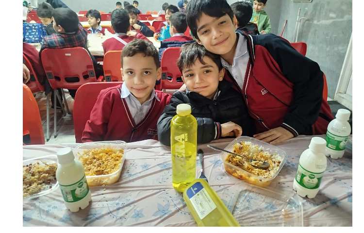 توزیع ناهار در سالن ناهارخوری 8