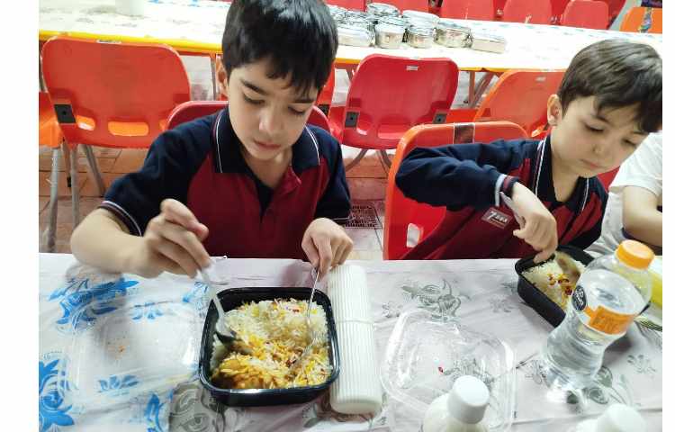 توزیع ناهار در سالن ناهارخوری 9