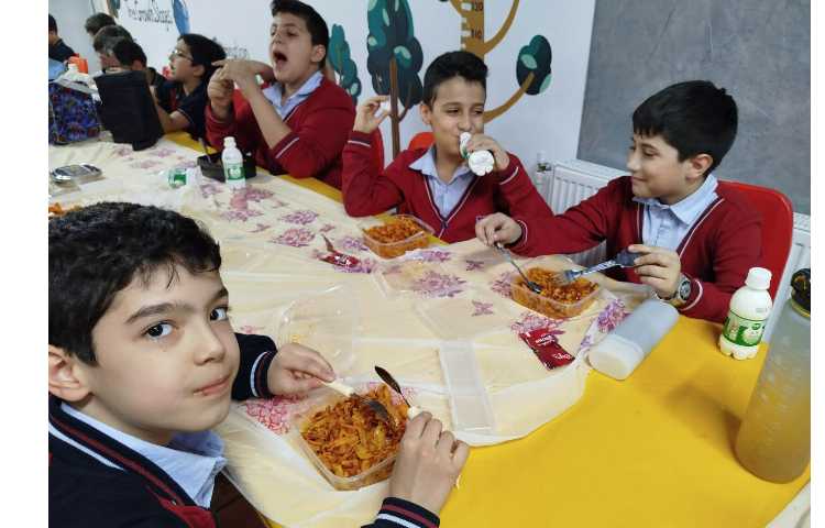 توزیع ناهار در سالن ناهارخوری 9