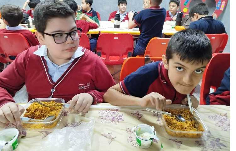 توزیع ناهار در سالن ناهارخوری 9