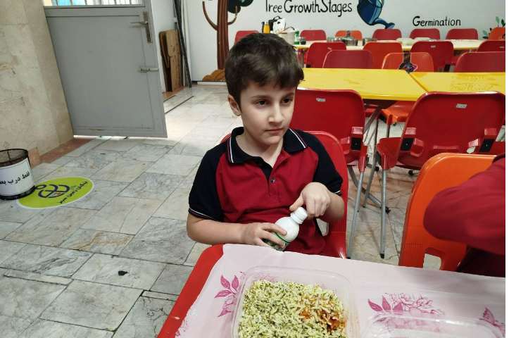 توزیع ناهار در سالن ناهارخوری 9