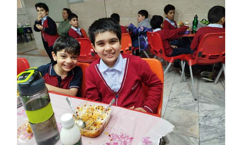 توزیع ناهار در سالن ناهارخوری 9