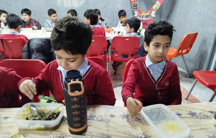 توزیع ناهار در سالن ناهارخوری 9