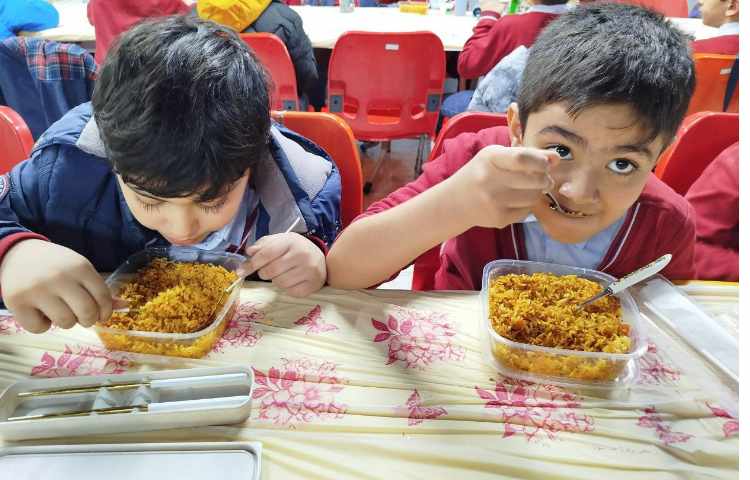 توزیع ناهار در سالن ناهارخوری 9