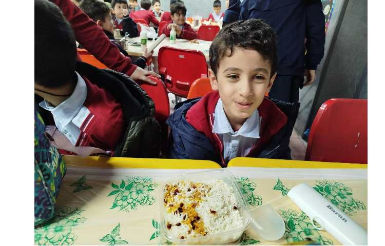 توزیع ناهار در سالن ناهارخوری 9