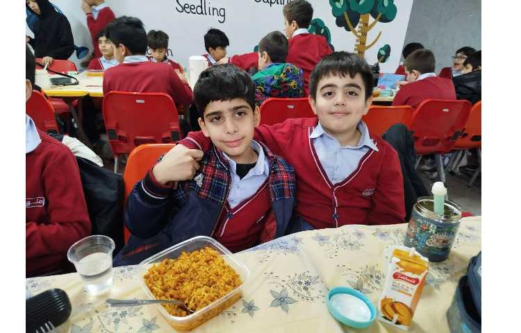 توزیع ناهار در سالن ناهارخوری 9