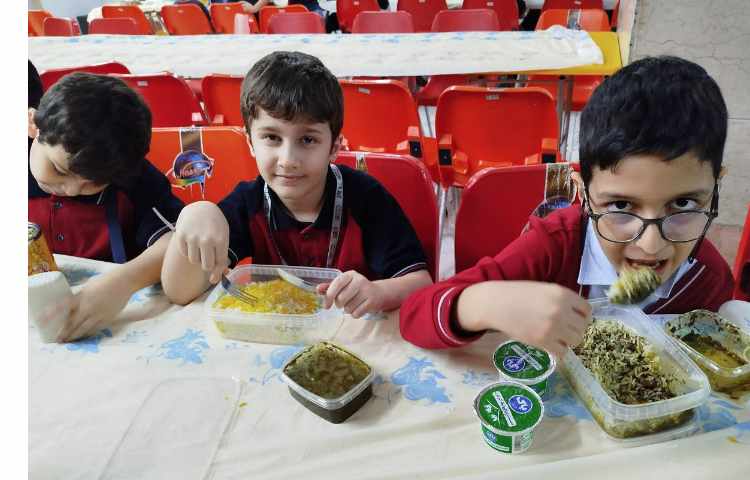 توزیع ناهار در سالن ناهارخوری