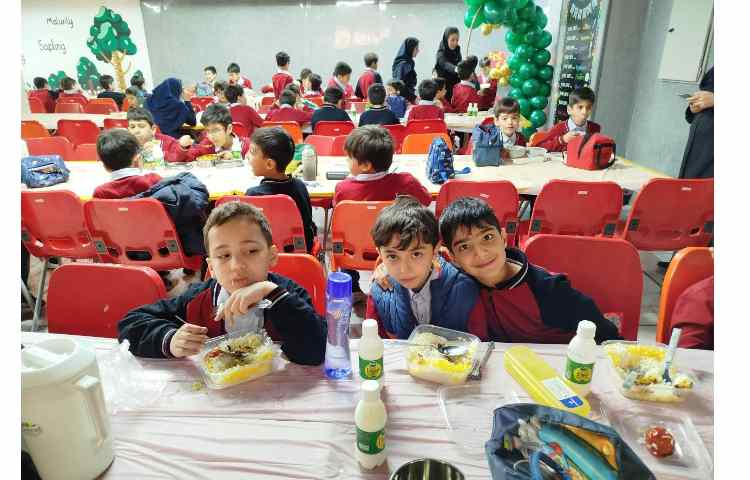 توزیع ناهار در سالن ناهارخوری