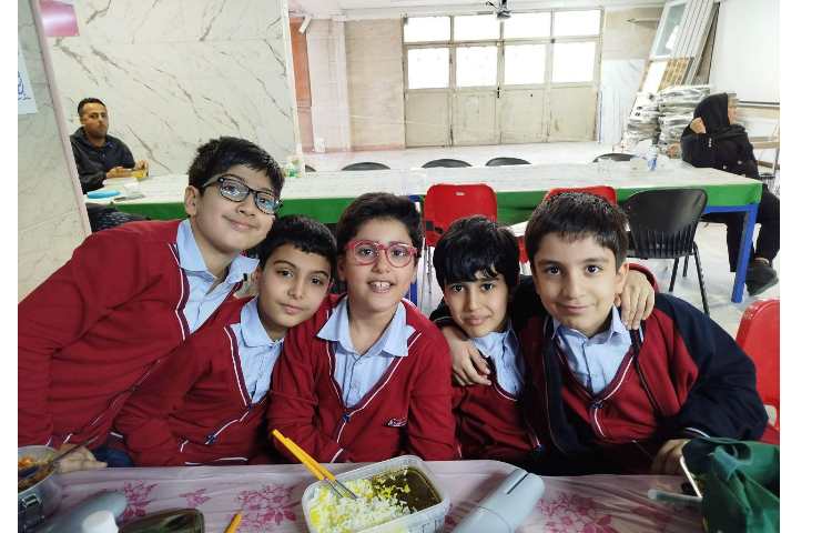 توزیع ناهار در سالن ناهارخوری