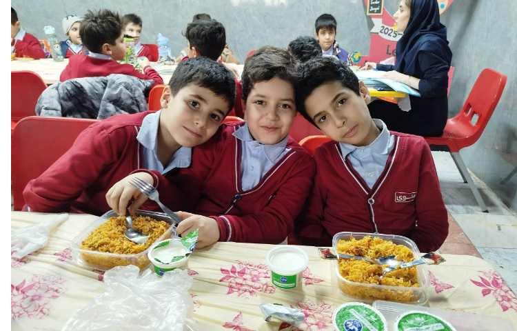 توزیع ناهار در سالن ناهارخوری