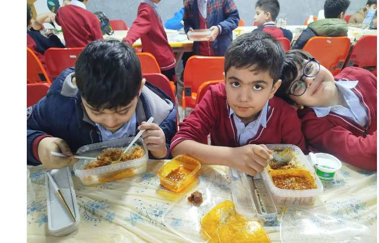 توزیع ناهار در سالن ناهارخوری