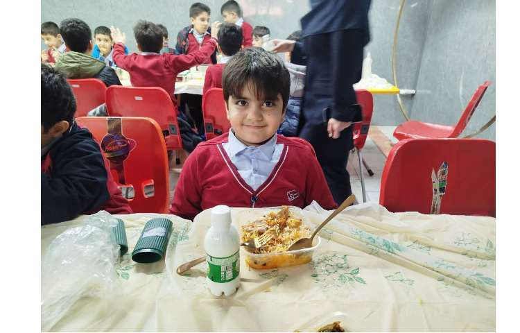 توزیع ناهار در سالن ناهارخوری