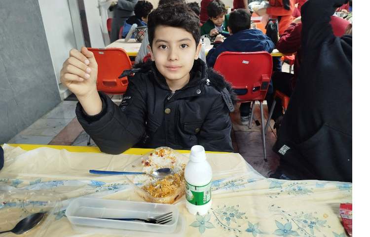 توزیع ناهار در سالن ناهارخوری