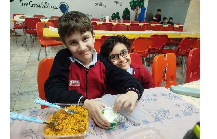 توزیع ناهار در سالن ناهار خوری 0