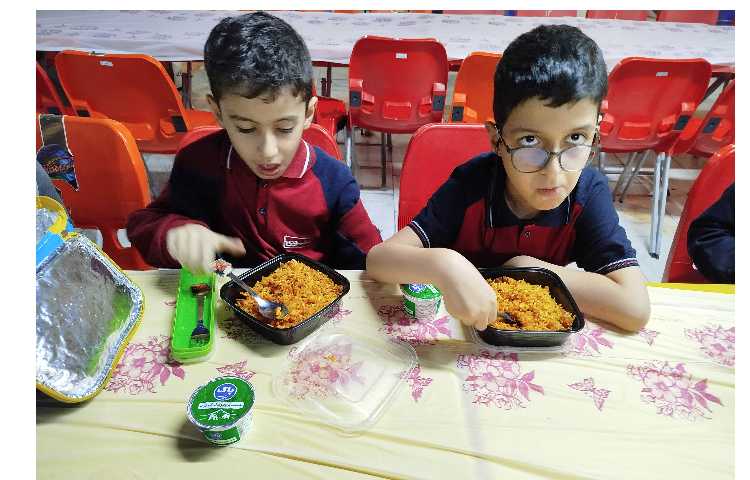 توزیع ناهار در سالن ناهار خوری 1