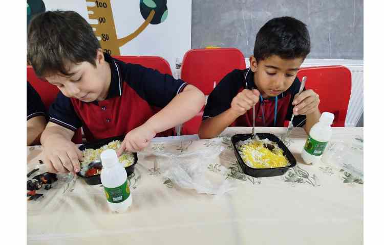 توزیع ناهار در سالن ناهار خوری 1