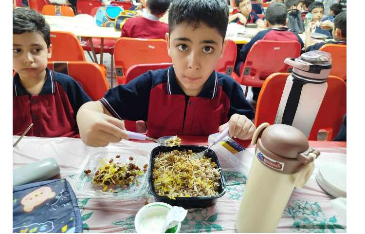 توزیع ناهار در سالن ناهار خوری 1