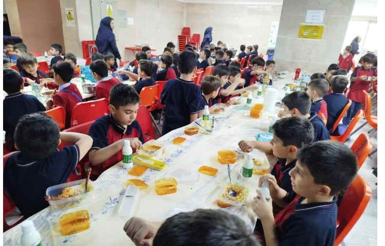 توزیع ناهار در سالن ناهار خوری 1