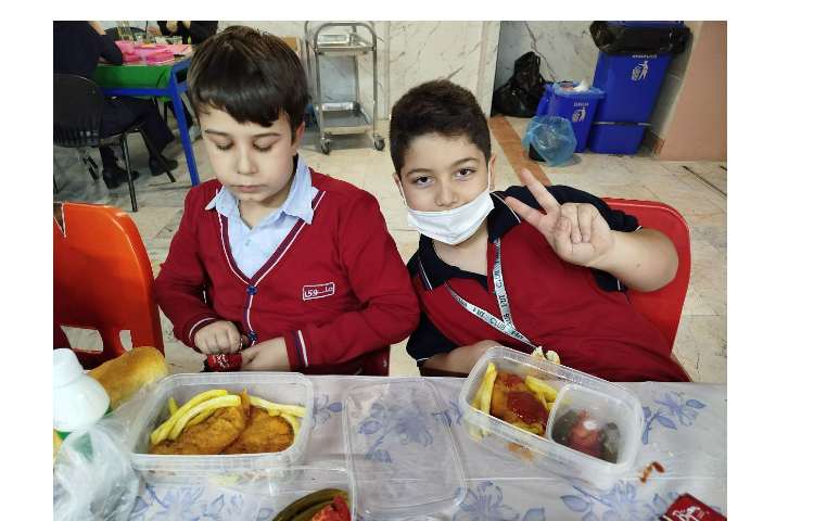 توزیع ناهار در سالن ناهار خوری 1