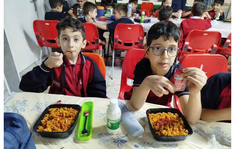 توزیع ناهار در سالن ناهار خوری 1