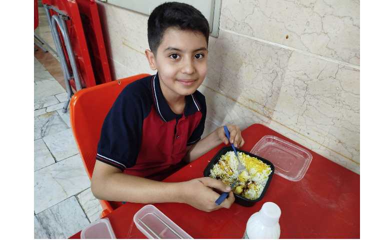 توزیع ناهار در سالن ناهار خوری 1