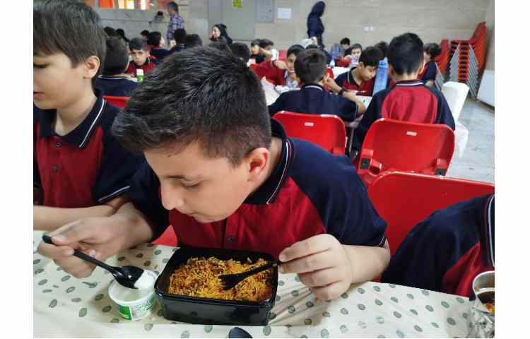 توزیع ناهار در سالن ناهار خوری 1