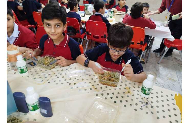 توزیع ناهار در سالن ناهار خوری 1